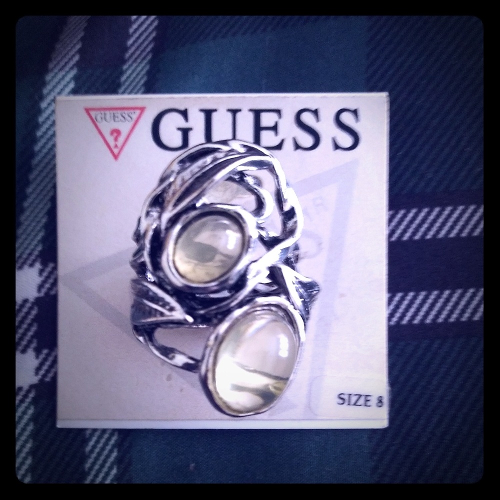 Guess ring